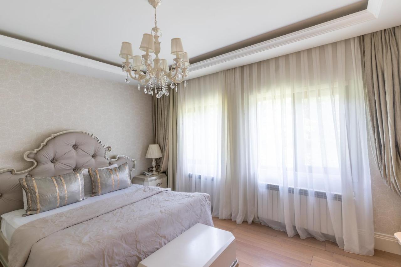 Отель Qafqaz Riverside Габала Экстерьер фото Curtains in a bedroom