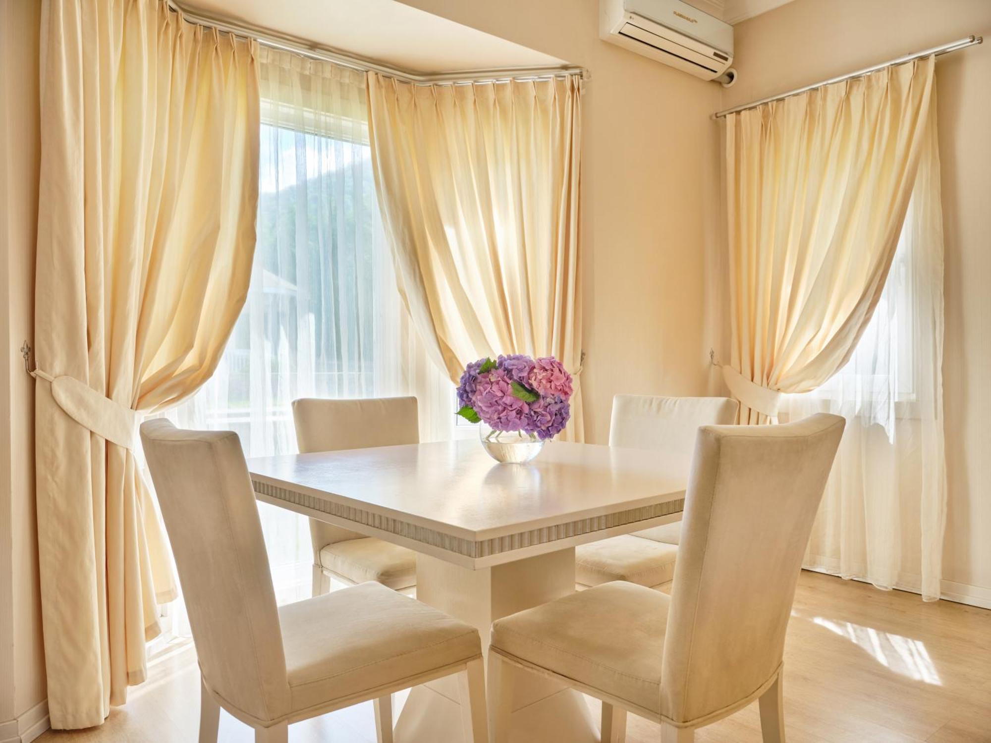 Отель Qafqaz Riverside Габала Экстерьер фото Curtains in a dining room