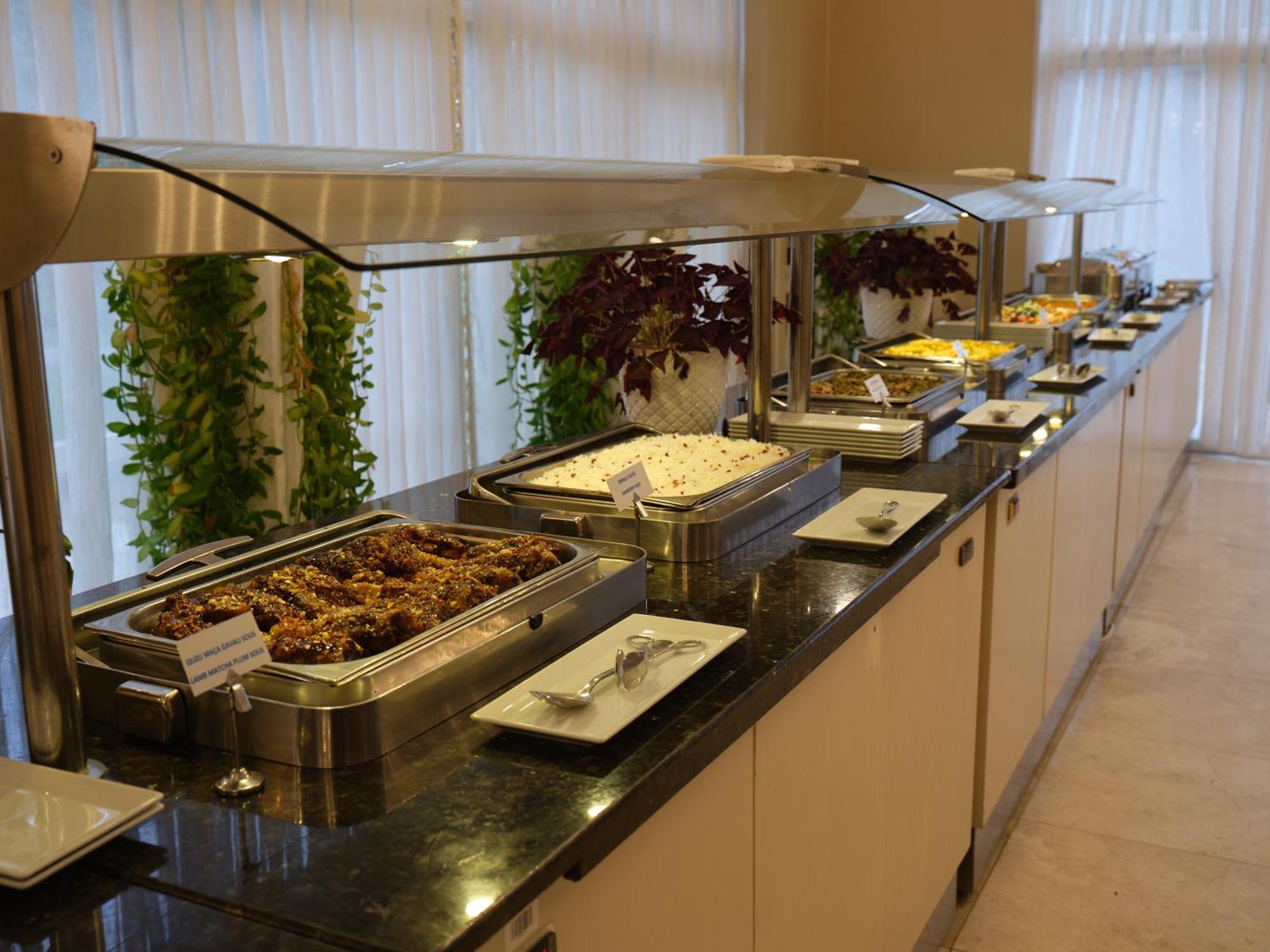 Отель Qafqaz Riverside Габала Экстерьер фото A buffet at a hotel